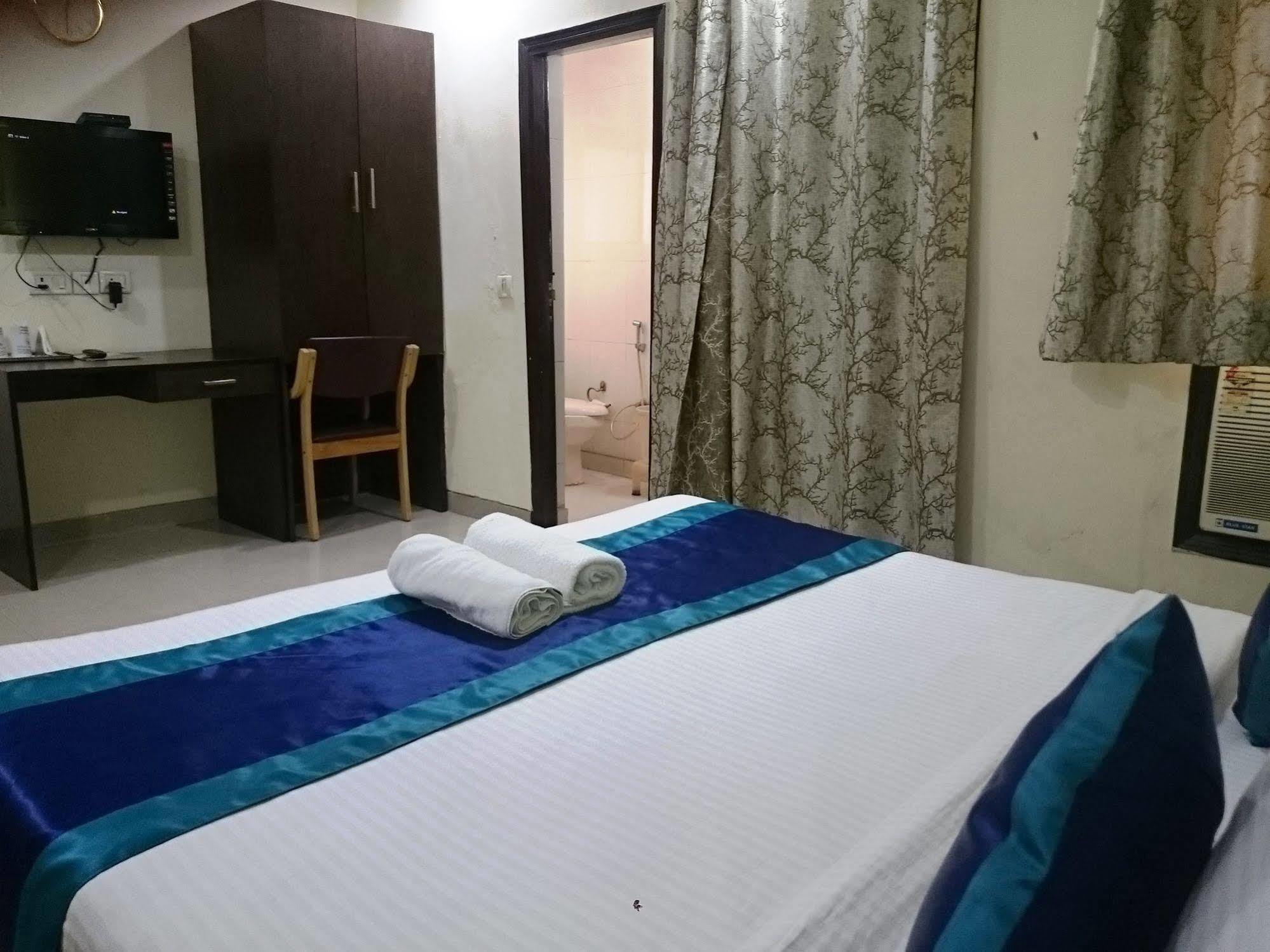 Hotel The Rts Plaza New Delhi Exterior photo
